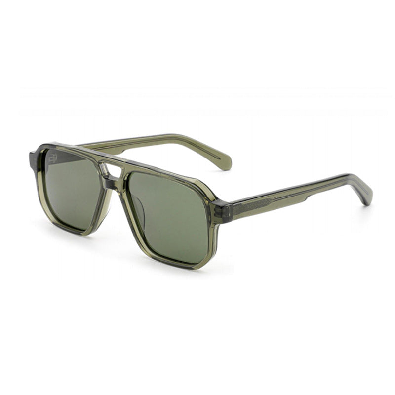 Dame solbrille i moderne, geometrisk design med robust ramme og UV-beskyttelse Skanto