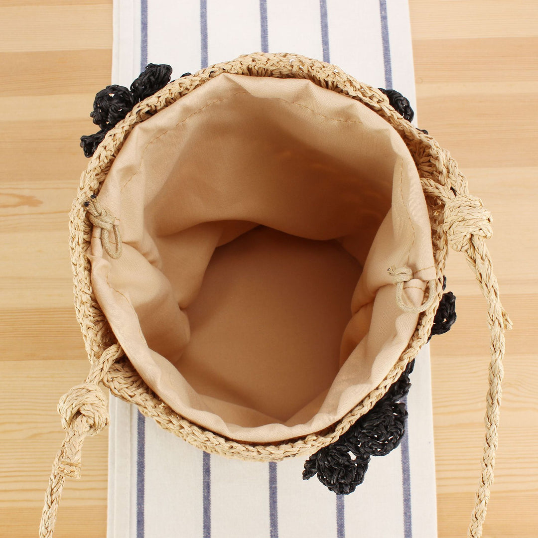 Handbag made of hand-knotted natural material with floral application Skanto