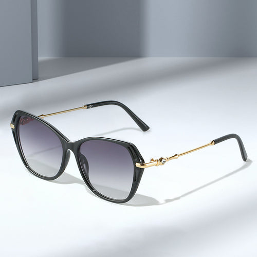 Dame moter Cat-Eye solbrille med elegant metallramme Skanto