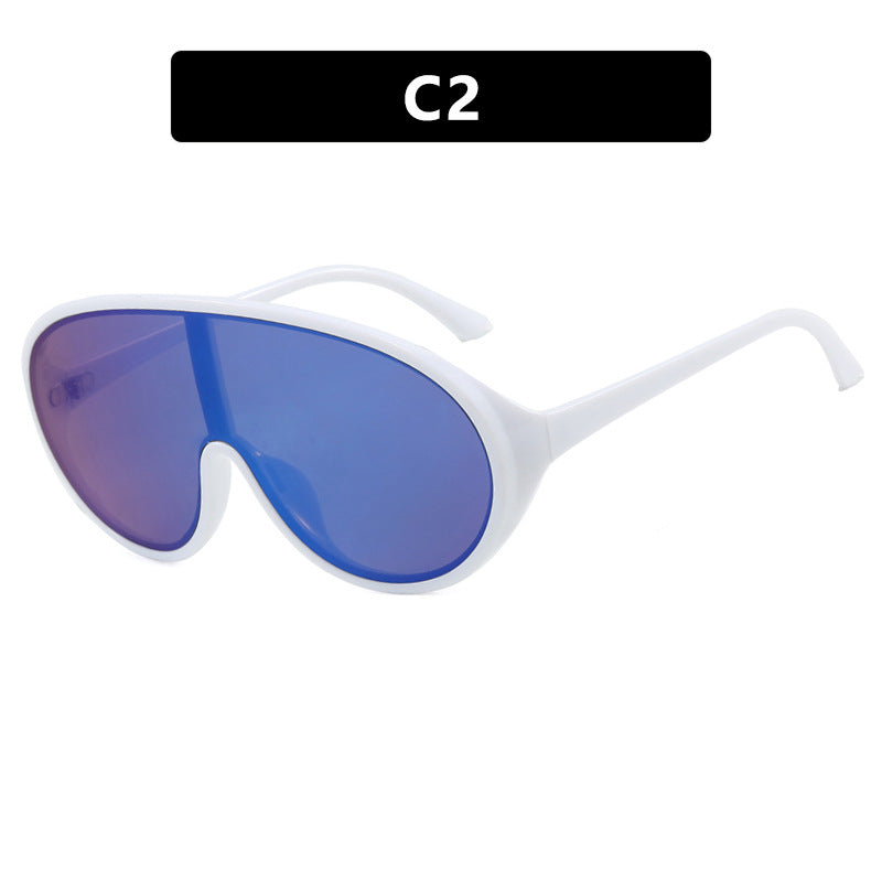 Dame futuristisk solbrille med store glass og ergonomisk ramme Skanto