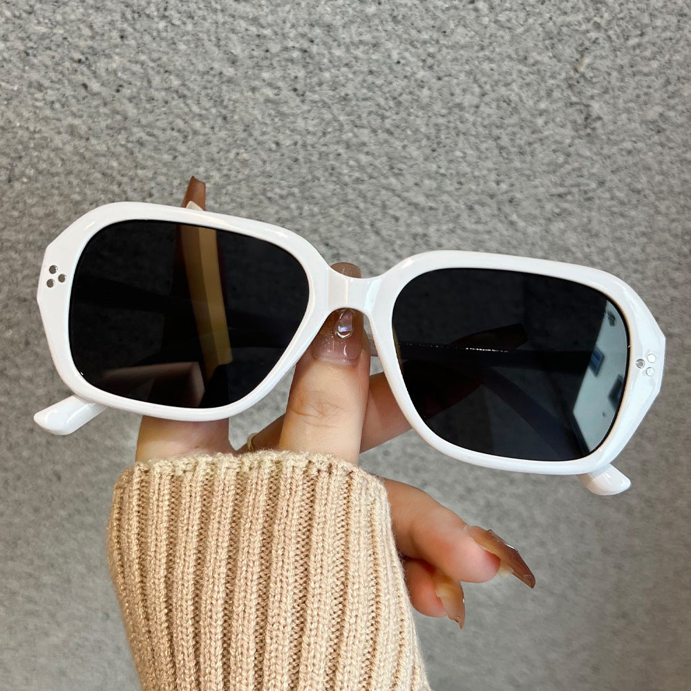 Dame moteriktig oversized solbrille i elegant design Skanto