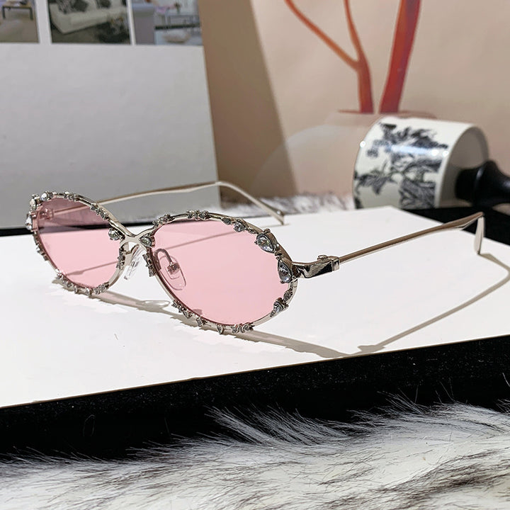 Dame ekstravagant oversized solbrille med futuristisk design Skanto