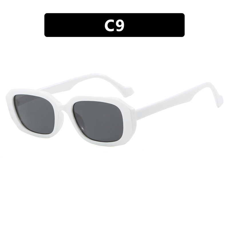 Dame moteriktig solbrille med elegant geometrisk design Skanto