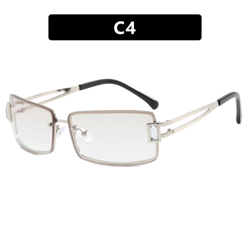 Dame stilig solbrille med elegante trapezformede glass og filigran metallramme Skanto