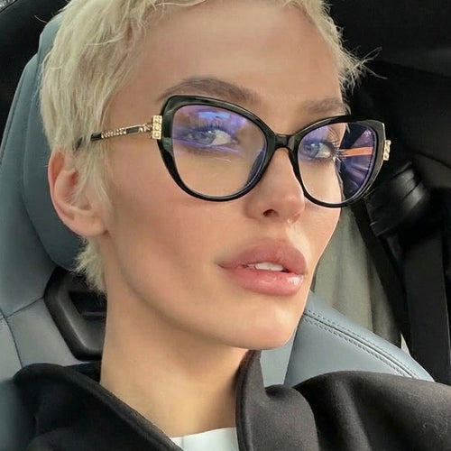 Dame oversized solbrille med beskyttende UV-filter og elegante aksenter Skanto