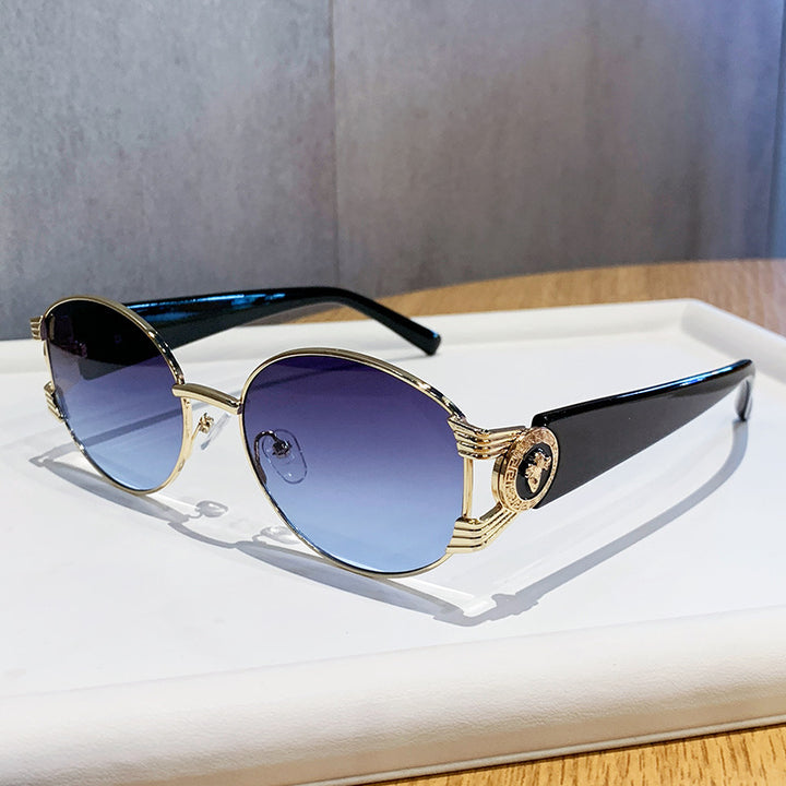 Dame elegant solbrille med luksuriøs metallramme og speilte glass Skanto