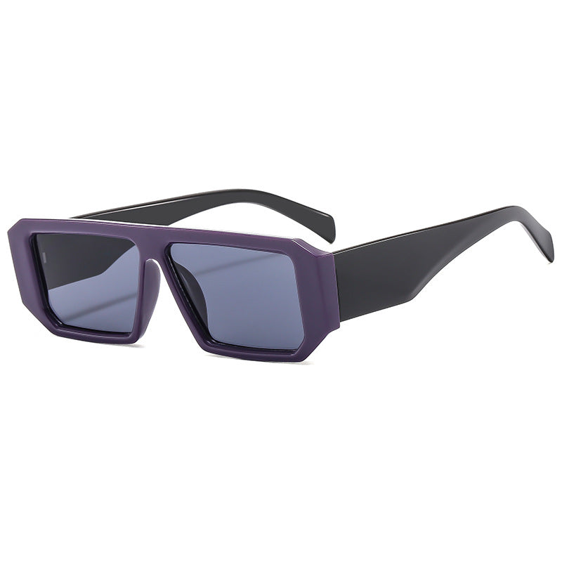 Dame moteriktig solbrille i iøynefallende geometrisk design Skanto