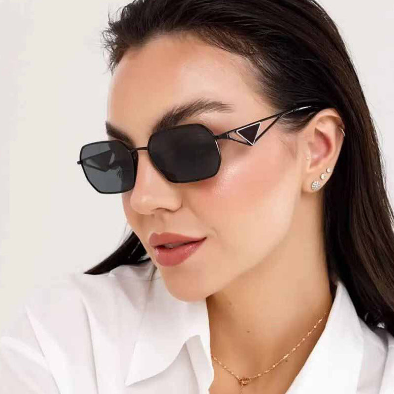 Dame geometrisk luksus solbrille med smal høyglans ramme Skanto