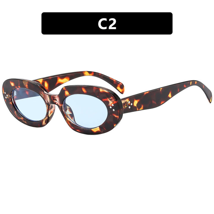 Dame moteriktig solbrille med unikt ovalt ramme og beskyttende glass Skanto