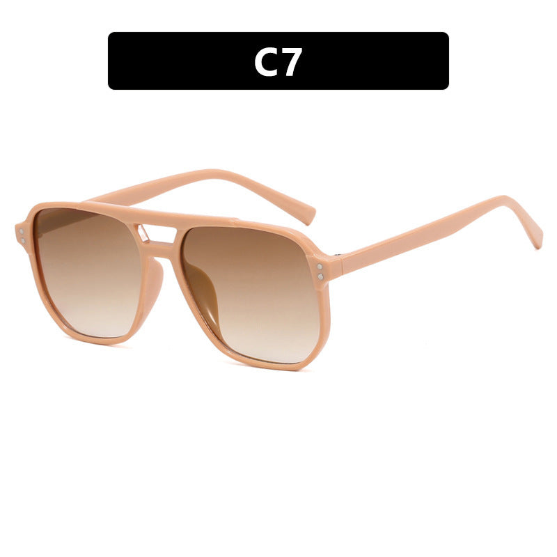 Dame moteriktig solbrille med kantet ramme Skanto