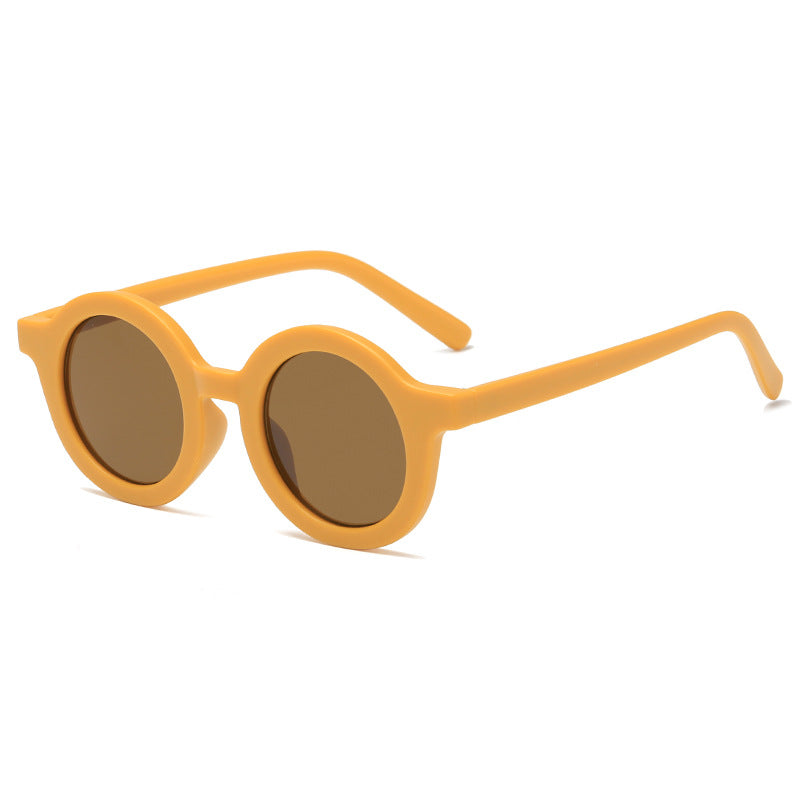Dame rund solbrille med robust design og UV-beskyttelse Skanto
