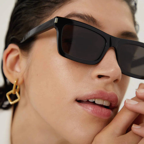 Dame kvadratisk solbrille med transparente linser og stillegant design Skanto