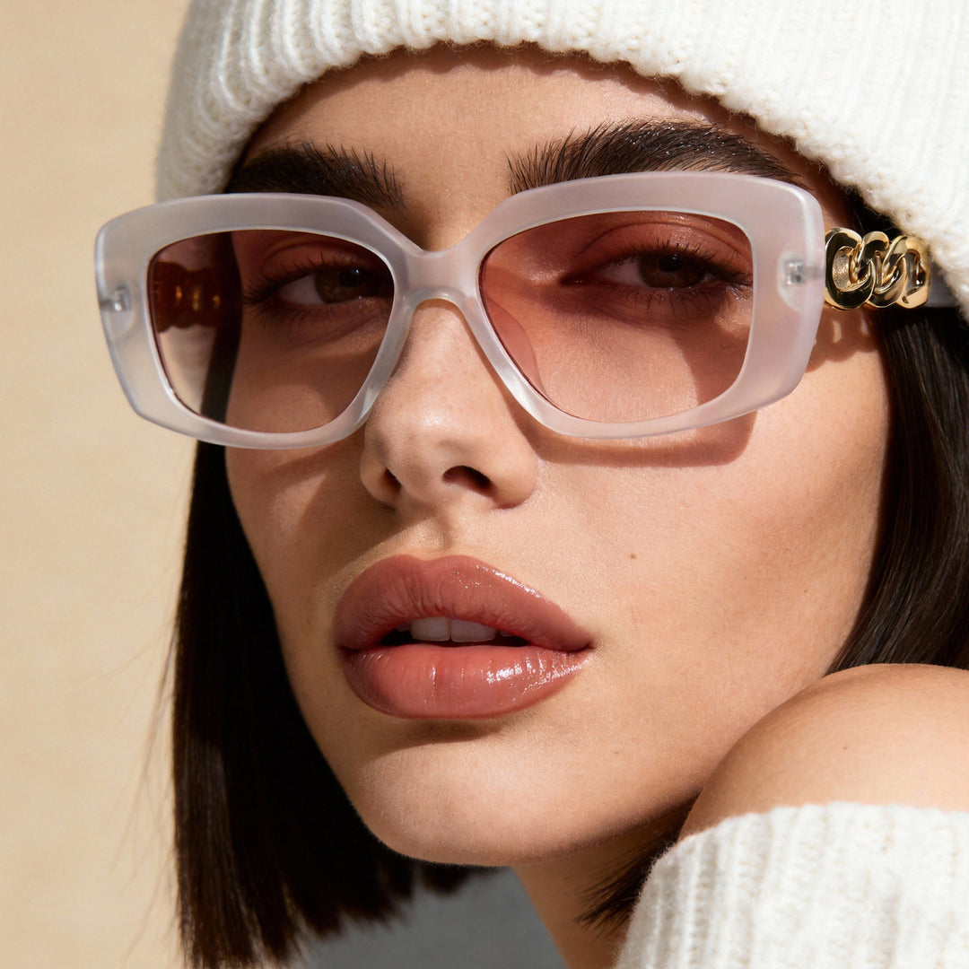Dame elegant kvadratisk solbrille med gullutstyrt ramme Skanto