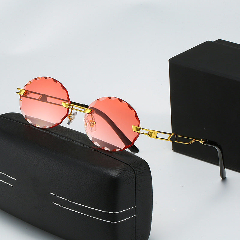 Dame rund solbrille med unikt bølgedesign og høykvalitets metallramme Skanto