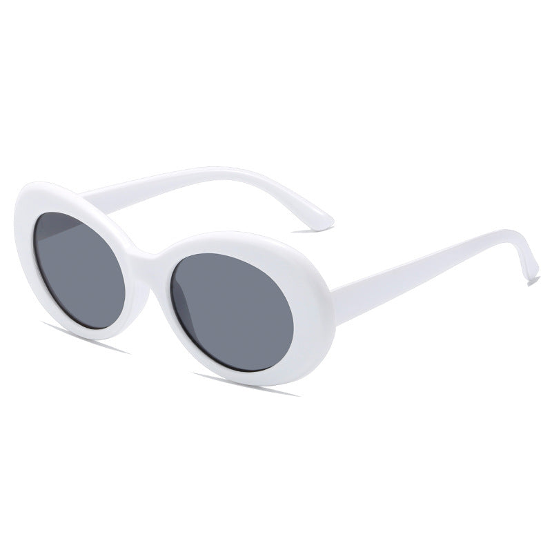 Dame retro-inspirerte solbriller med en elegant, oval ramme Skanto