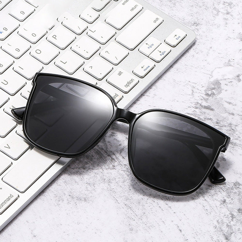 Dame moderne kvadratisk solbrille med UV-beskyttelse og smale stenger Skanto