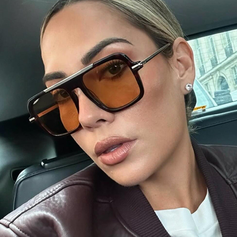 Dame kvadratisk solbrille med luksuriøs metallramme og robuste glass Skanto