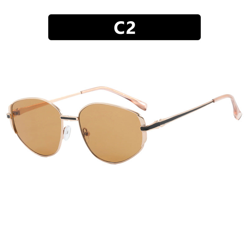 Dame moderne geometrisk solbrille med stilfull metallramme Skanto
