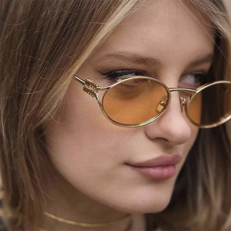 Dame ovalformet solbrille med elegant metallramme og moderne design Skanto