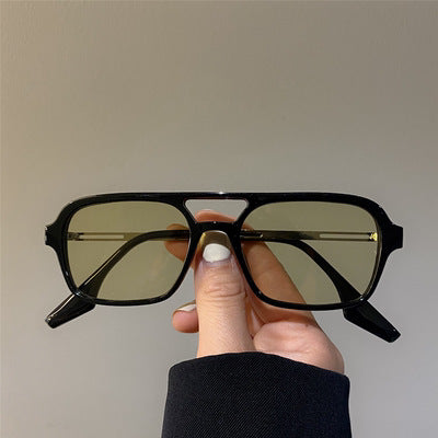 Dame trendy kvadratiske solbriller med transparent ramme og myke linser Skanto
