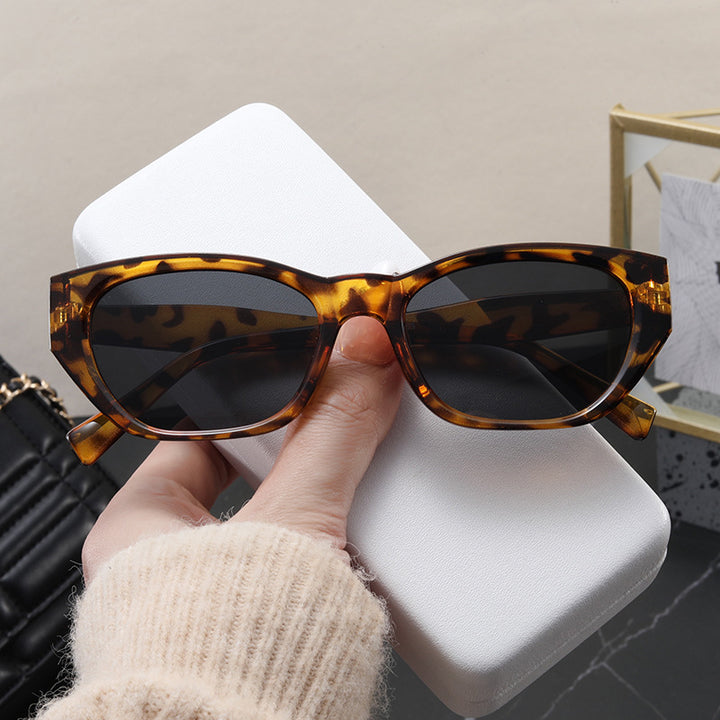 Dame Cat-Eye solbriller med stilfull ramme og UV-beskyttelse Skanto
