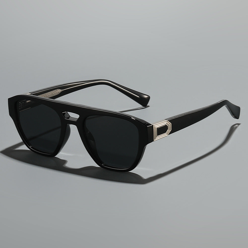 Dame Designer-solbrille med moderne, kantete ramme og gradient Skanto
