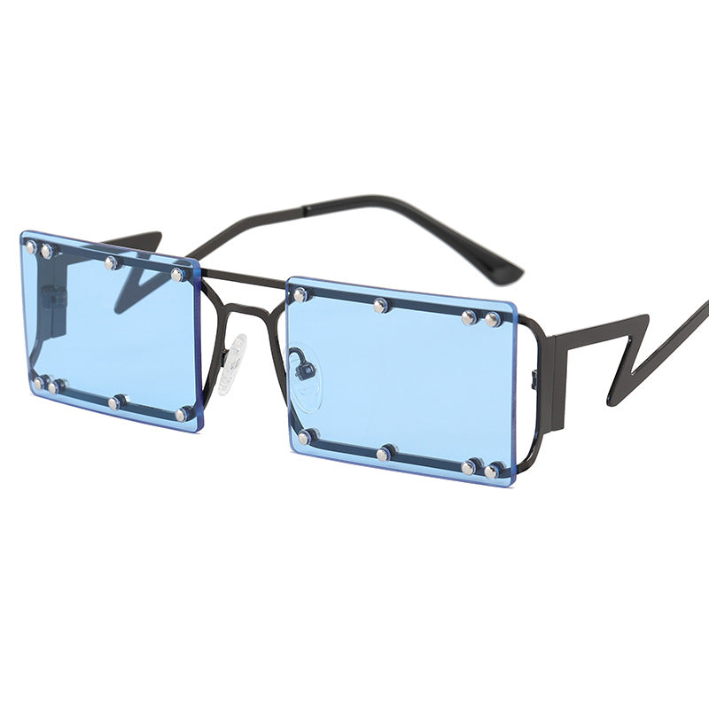 Dame Mote Solbrille med iøynefallende geometrisk design Skanto