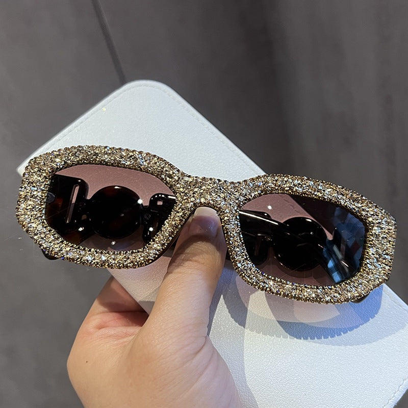 Dame fashionable solbrille med glitrende strassramme Skanto