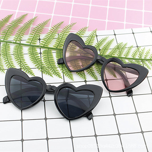 Dame hjerteformet solbrille med høykvalitets UV-beskyttelse og stillegant design Skanto