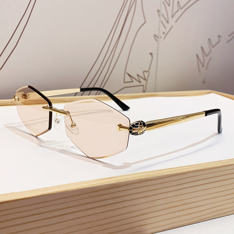Dame Designer solbrille med heksagonal ramme og gyldne detaljer Skanto