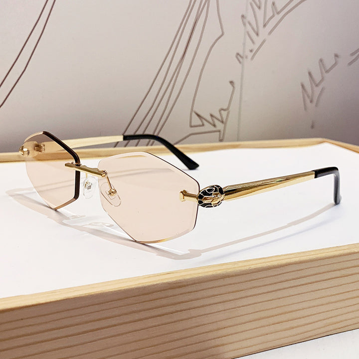 Dame Designer solbrille med heksagonal ramme og gyldne detaljer Skanto