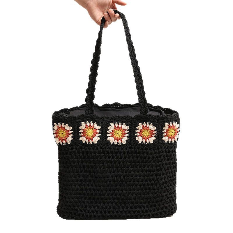 Håndheklede strandveske med blomsteraksenter Skanto