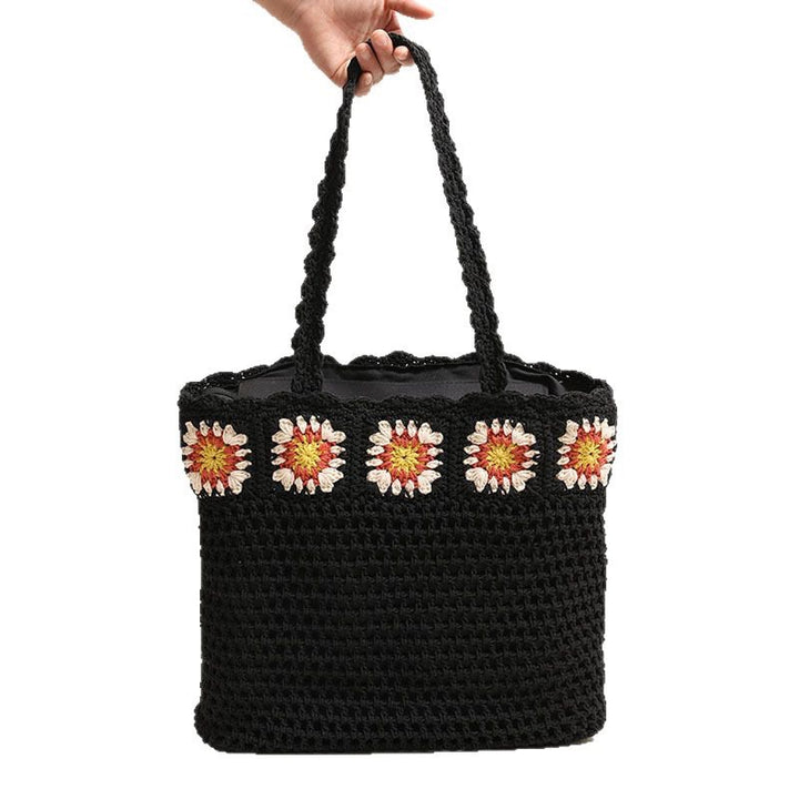 Håndheklede strandveske med blomsteraksenter Skanto