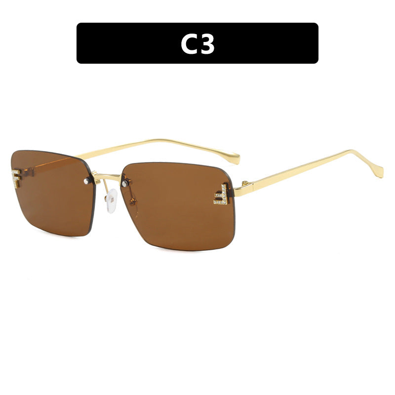 Dame kvadratisk solbrille med elegant gullramme og stilige linser Skanto