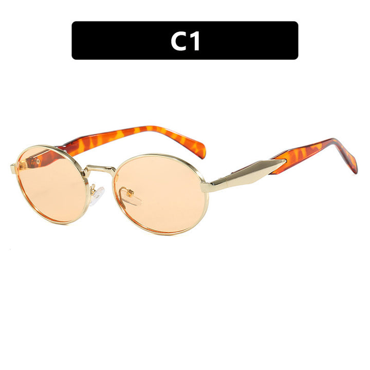 Dame moteriktig solbrille i elegant ovaldesign med trendy detaljer Skanto