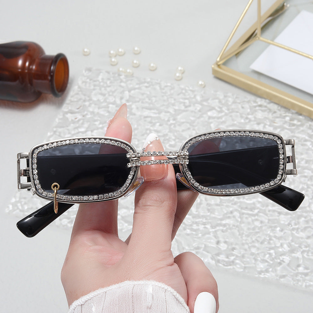 Dame moteriktig solbrille med glitrende krystalramme Skanto