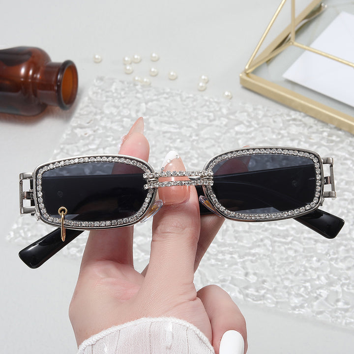 Dame moteriktig solbrille med glitrende krystalramme Skanto