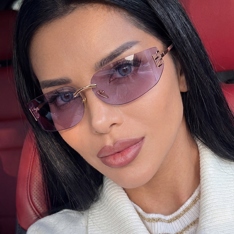 Dame futuristisk designer solbrille med uvanlig ramme og UV-beskyttelse Skanto