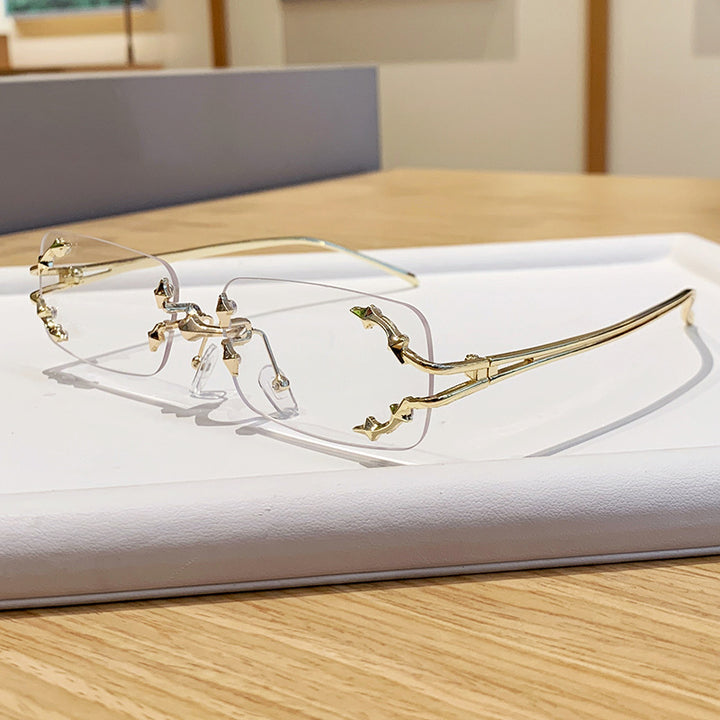 Dame moteriserte solbriller med filigran metallramme og transparente glass Skanto