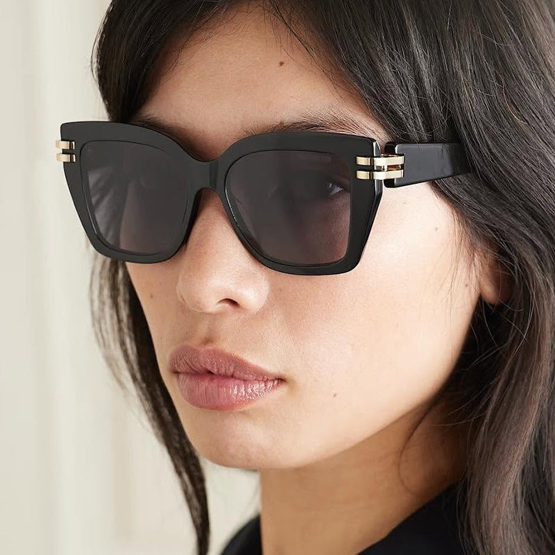 Dame stilige oversized solbriller med luksuriøse detaljer Skanto