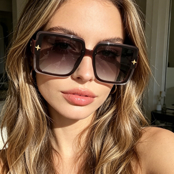 Dame moteriktig kvadratisk solbrille med elegant ramme Skanto
