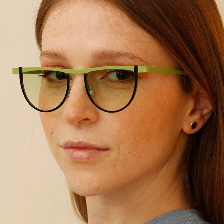 Dame elegant solbrille med moderne design og UV-beskyttelse Skanto