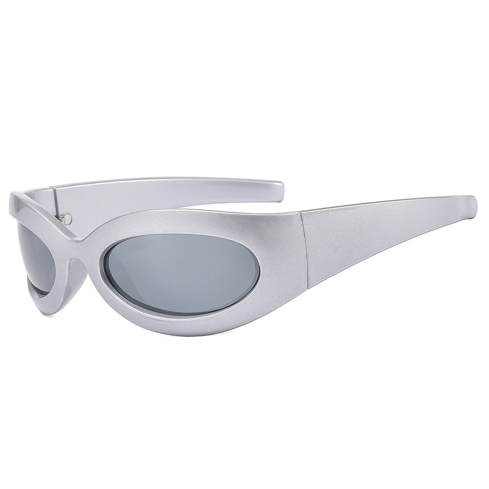 Dame moteriktig solbrille med oval ramme og moderne finish Skanto