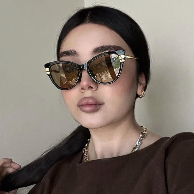 Dame Cat-Eye solbriller med elegant plastramme og gullaccentuer Skanto