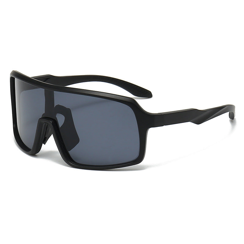 Dame fashion solbrille i futuristisk design med store glass Skanto