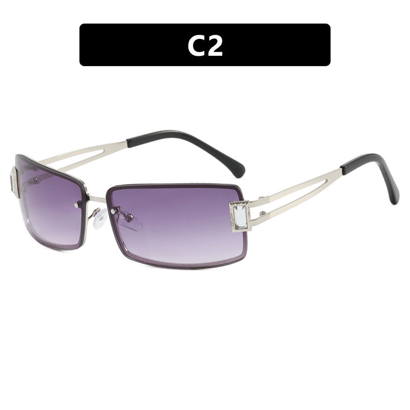 Dame stilig solbrille med elegante trapezformede glass og filigran metallramme Skanto