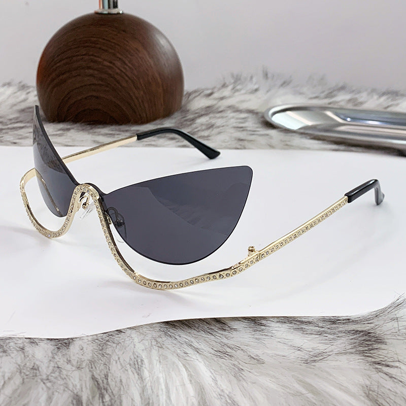 Damer ekstravagant formet Cat-Eye solbrille med glitrende applikasjoner Skanto