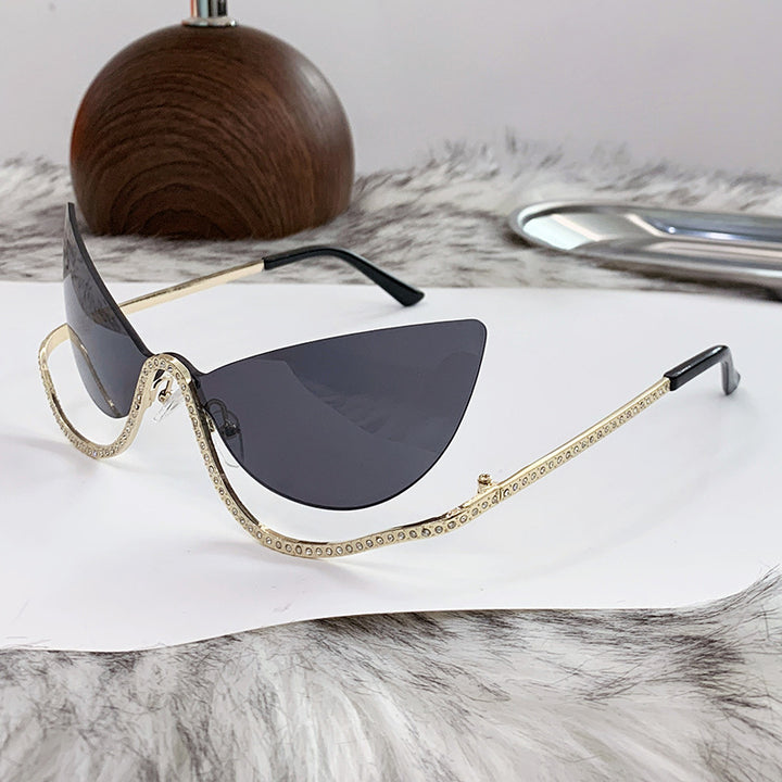 Damer ekstravagant formet Cat-Eye solbrille med glitrende applikasjoner Skanto