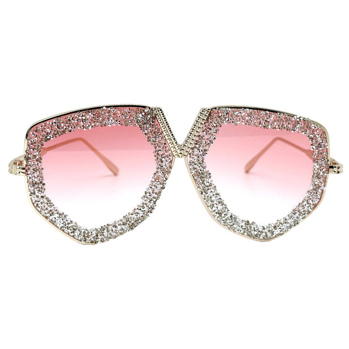 Dame moteriktig solbrille med glitrende ramme og elegant form Skanto