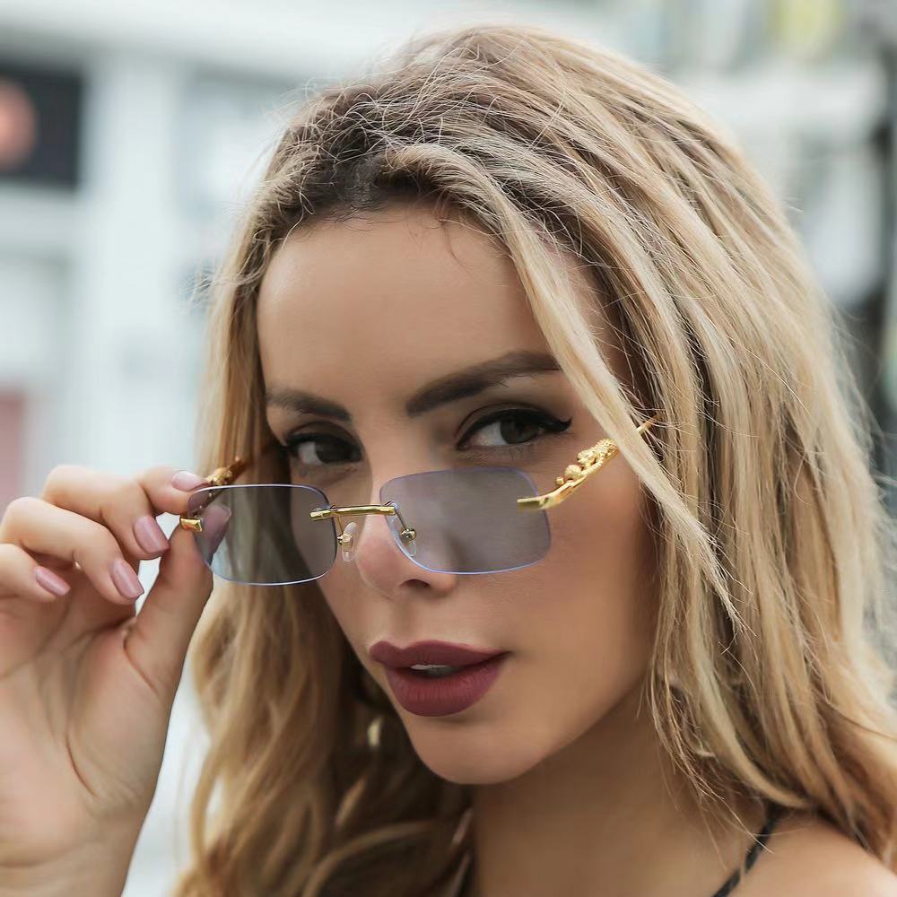 Dame moteriktig solbrille med kunstneriske utsmykninger Skanto